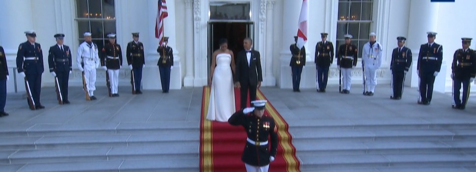 President Obama Greets Singapore Prime Minister In Royal Fashion